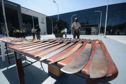 Los policías decomisaron armas blancas durante los operativos del año 2021.