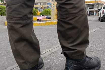 Tras una discusión con su esposa un hombre salió de casa. Luego bebió y al no tener donde ir se acostó a dormir al pie de la estación móvil.