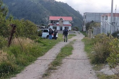 Momentos en que agentes de la Unidad de Delitos contra la Vida realizaban el acostumbrado procedimiento.