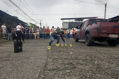 La Policía levantó al menos 10 indicios balísticos.