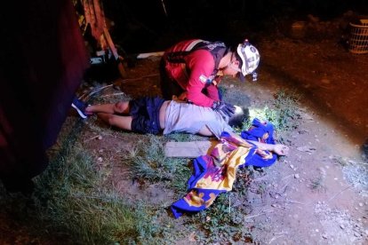 Momento en que auxiliaban al joven que se precipitó por el impulso de la electricidad.