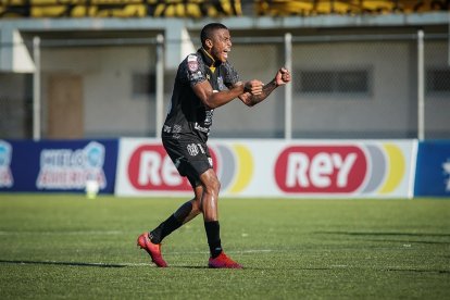 El jugador panameño Alfredo Stephens durante su etapa en el Club Atlético Independiente de su país,