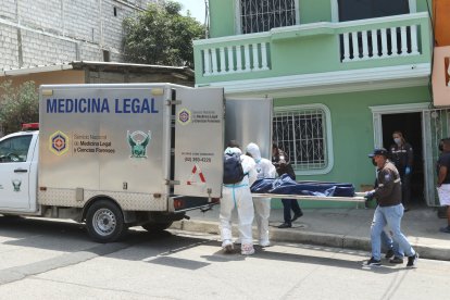 El cadáver de Karla Valentina Espinoza Loor fue retirado ayer de su inmueble.