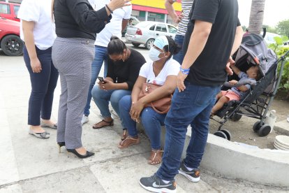 Familiares de Katherine Flores Cambindo (foto) acudieron a la morgue para retirar su cadáver.