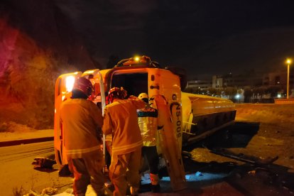 El vehículo transportaba desperdicios líquidos de la basura de Cuenca y se viró en la vía rápida Cuenca-Azogues.