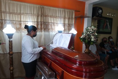 Muestras de dolor durante el velatorio de la víctima en su domicilio.