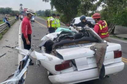 Destgrozado



En este estado quedó el automotor blanco en que viajaban las víctimas.