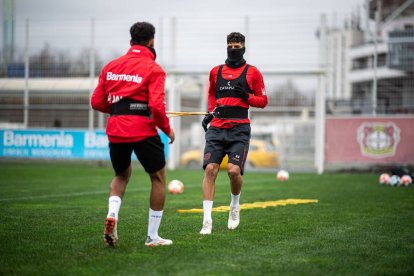 Piero Hincapié se unió a los trabajos en el Bayer Leverkusen, tras pasar las fiestas de Navidad y Fin de Año en el país.