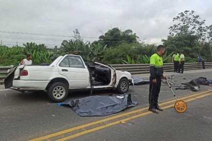 Dos de los viajeros del auto blanco salieron ‘volando’ por el impacto y terminaron en la calzada.