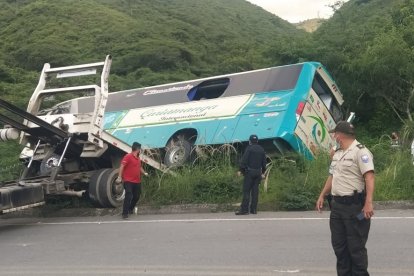 Los agentes indagaban la identidad del conductor del transporte público.