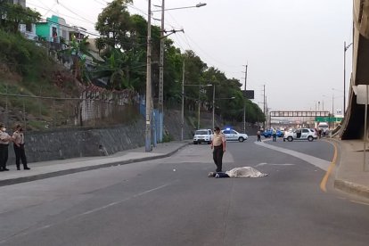 El cadáver quedó tendido en la calzada. La policía se encargó del levantamiento.