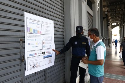 Un agente de control metropolitano explica a un usuario los mecanismos para acceder a los servicios y trámites