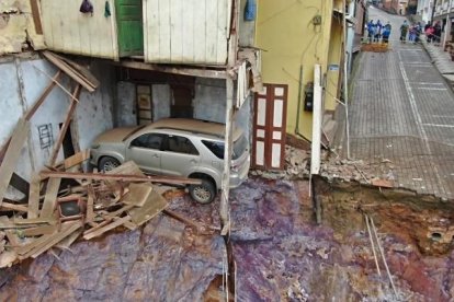 Al menos cuatro casas colapsaron por el hundimiento en Zaruma