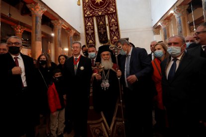El patriarca ortodoxo de Jerusalem, Theofilos III (C) llega a la iglesia de la Nafidad during the Orthodox Christmas Celebrations in the West Bank city of Bethlehem, 06 January 2022. The Church of the Nativity, built on the site where Jesus Christ is believed to have been born, is administered jointly by the Greek Orthodox, the Roman Catholic, the Armenian Apostolic, and the Syriac Orthodox Church. (Siria, Estados Unidos, Jerusalén) EFE/EPA/ATEF SAFADI