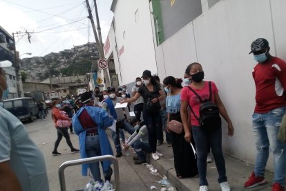 La mañana de este jueves 6 de enero de 2022, decenas de afiliados aguardaban por entrar a hacer el trámite.