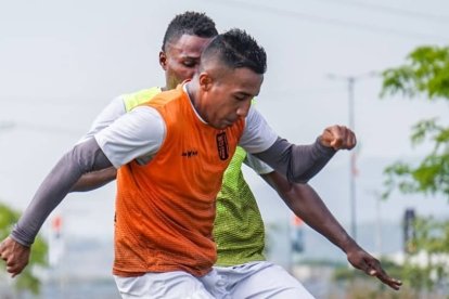 Los jugadores de 9 de Octubre se alistan para encarar la temporada 2022.