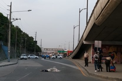 El cuerpo del guía penitenciario quedó sobre la calzada. Sus padres son contenidos por la Policía.