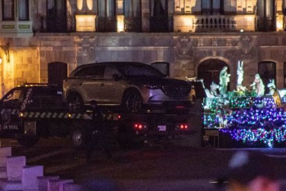 El vehículo fue abandonado a un lado del monumental árbol de Navidad.