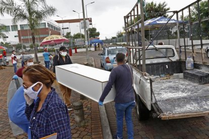 Durante el 2020, los guayaquileños hacían filas fuera de los cementerios para tener un cupo para un entierro.