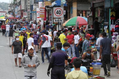 Las aglomeraciones de personas se mantienen en las calles de Guayaquil pese al brote de coronavirus .
