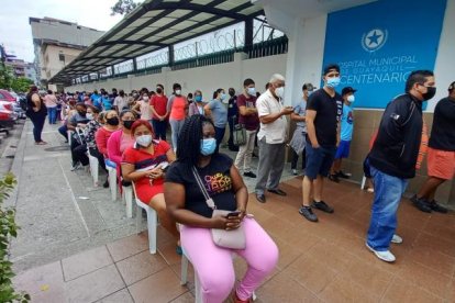 Cientos de personas acuden a realizarse pruebas de diagnóstico en centros públicos y privados de la ciudad, en medio de un nuevo brote de COVID-19