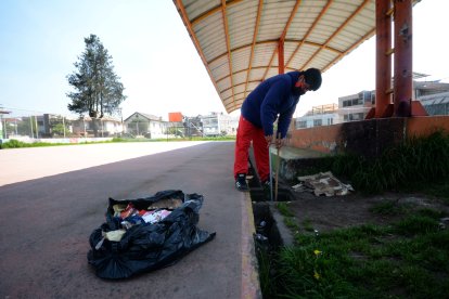 Vecinos también se encargan de limpiar estos espacios.