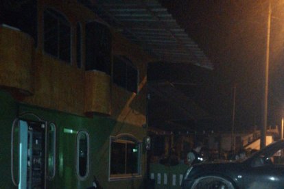 Un hombre fue acribillado en las afueras de una casa del recinto San Carlos.