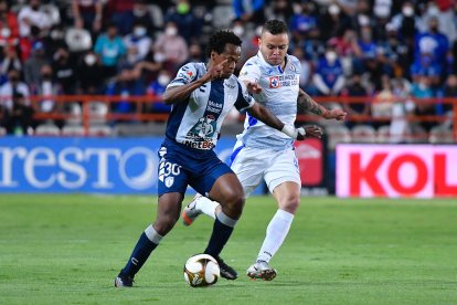 Romario Ibarra (i) fue titular en el duelo entre el Pachua y el San Luis.