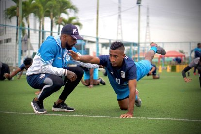 José Brito trabaja a la par de los preparadores físicos de 9 de Octubre.