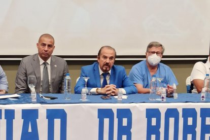 David Trezeguet (c) dijo que le gustaría estar en la Explosión Azul. Estuvo junto a José Auad y al Dr. Roberto Gilbert Febres Cordero.