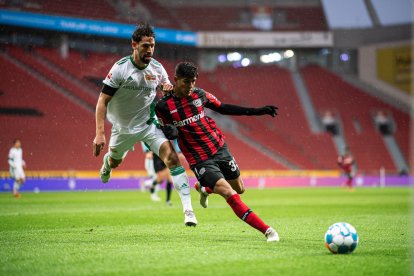 Piero Hincapié (d) fue titular en el empate que el Bayer Leverkusen alcanzó ante el Unión de Berlín.