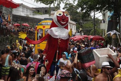 Fotografía de archivo del desfile de la comparsa Carmelitas en el barrio turístico Santa Teresa durante la apertura oficial del carnaval 2020 en Río de Janeiro (Brasil).