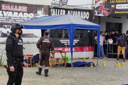 A las víctimas les cayeron a bala mientras tomaban en el sector Villamarina, en la vía Manta-Rocafuerte, de la provincia de Manabí.