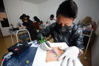 4 años de vida tienen las escuelas de tattoo en la capital.
