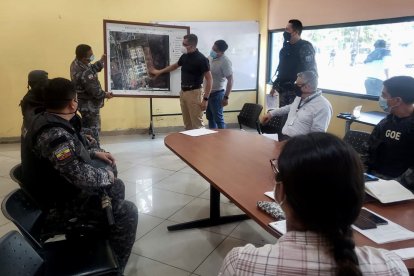 Situación. El director del SNAI evaluó el complejo carcelario de Guayaquil este último viernes.