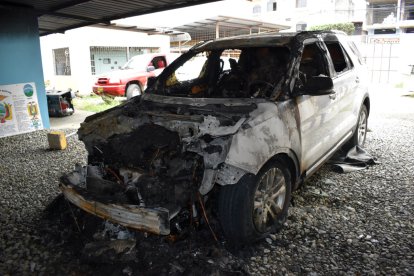 Así quedó el carro personal del alcalde de Naranjal, Luigi Rivera, tras ser incendiado al amanecer de ayer.