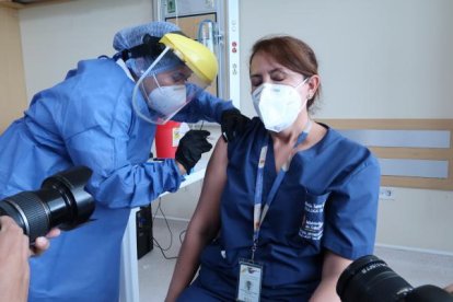 El personal médico, entre otros grupos de primera línea, se podrán vacunar a los cinco meses de las segunda dosis.