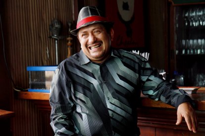 El artista ecuatoriano con gran ingenio adaptó la letra de su canción 'Asciéndeme a marido'.