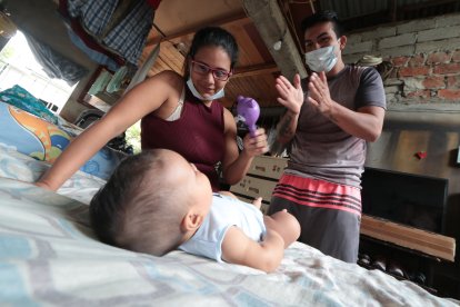 Jonathan y Andrea hacen de todo para sacarle sonrisas a Keyner.