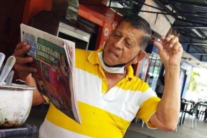 Vicente no se cansa de ojear nuestras páginas. Somos su compañía en el ‘camello’.