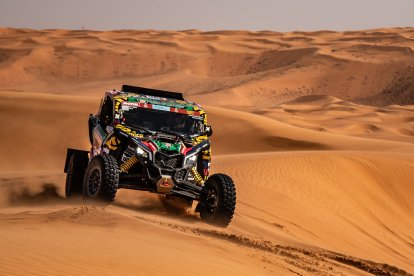 El auto 335, al mando de Sebastián Guayasamín, durante la octava etapa del rally Dakar que se desarrolla en Arabia Saudita.