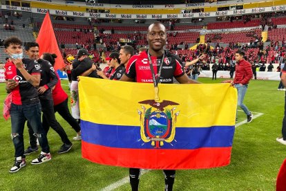 Aníbal Chalá se destaca como lateral izquierdo en Atlas, de México.