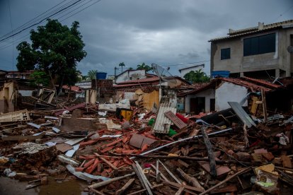 Fotografía de casas destruidas por inundaciones provocadas por lluvias hoy, en la ciudad de Itambé, en el estado de Bahía (Brasil). Las fuertes lluvias que desde finales de noviembre azotan el noreste de Brasil han dejado al menos 18 muertos, 286 heridos y 2 desaparecidos, además de unos 16.000 damnificados, solo en el estado de Bahía, según el reporte de este lunes de las autoridades regionales. EFE/Felipe Iruatã ag-periodistas