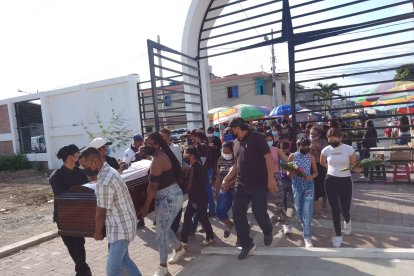 Los cortejos fúnebres que ingresan al cementerio del Suburbio son masivos.