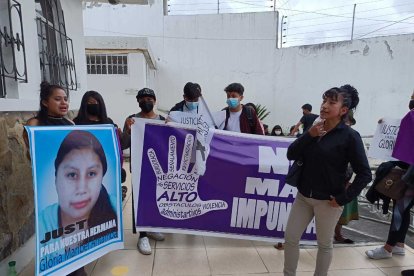 Familiares de la víctima, con carteles, hicieron protesta demandando justicia.