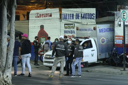 Christoffer Pezo Macías fue acribillado en el interior de este negocio.