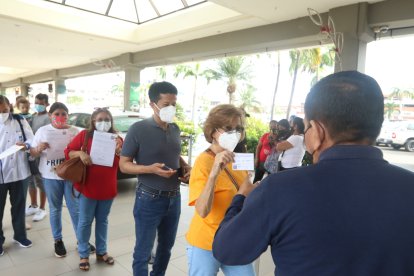 Desde finales del año pasado, en lugares públicos, como los centros comerciales, se pide el carné.