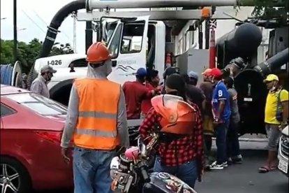Quienes estaban en el sector en el instante del accidente se acercaron para conocer el estado del motociclista.