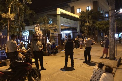 La Policía llegó al sitio del tiroteo a un hombre dedicado a vigilar viviendas y vehículos.