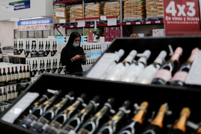 Algunas ciudades del mundo están prohibiendo la venta de alcohol a la gente que no se vacuna.